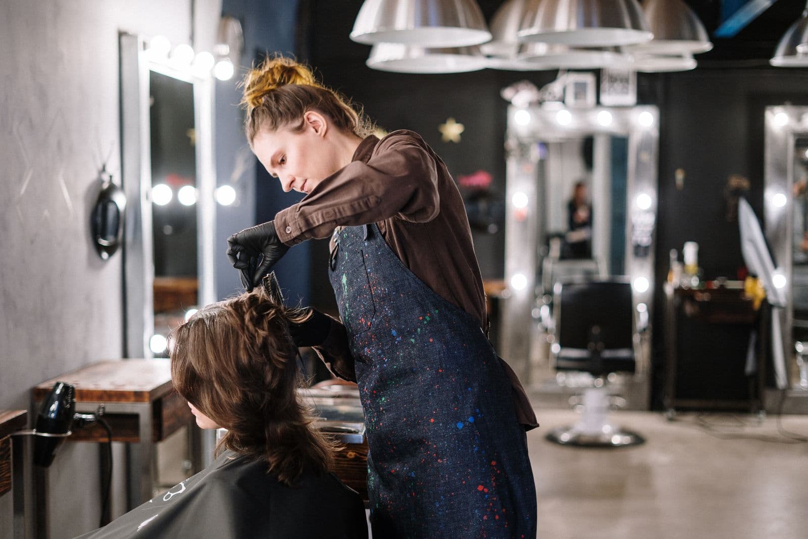 Estilista trabajando el cabello de una clienta en un salón