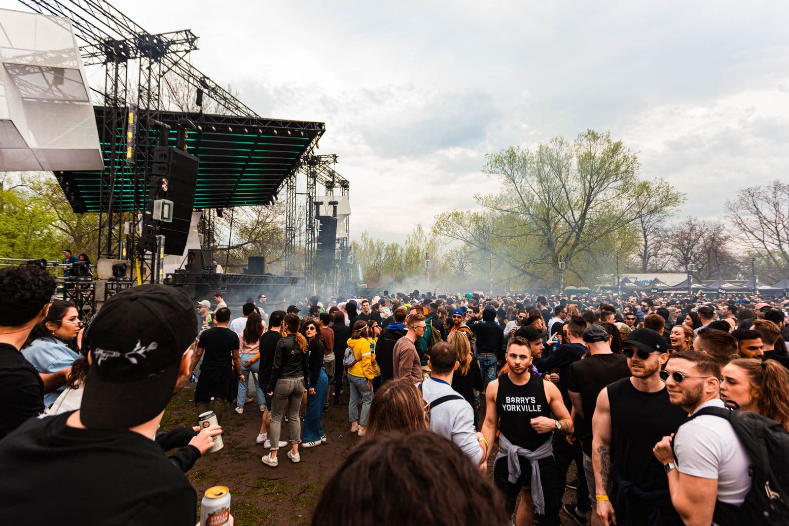 Festival de música al aire libre con el público frente al escenario