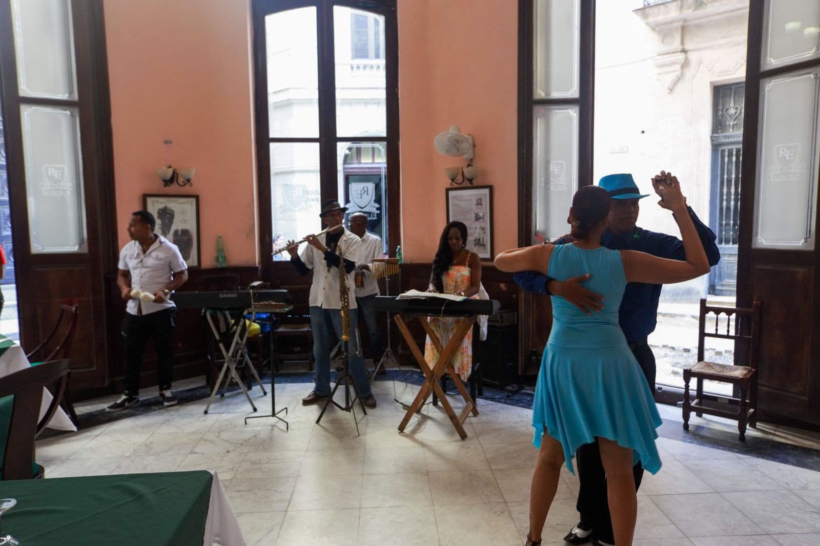 Pareja bailando salsa con una banda tocando en vivo