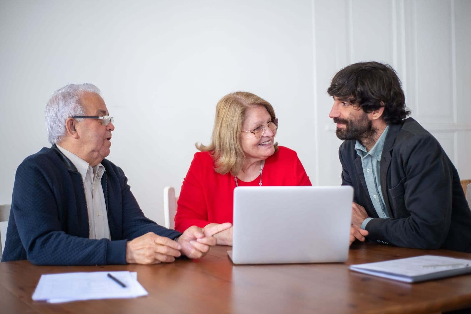 Asesor atendiendo a una pareja en una consulta profesional