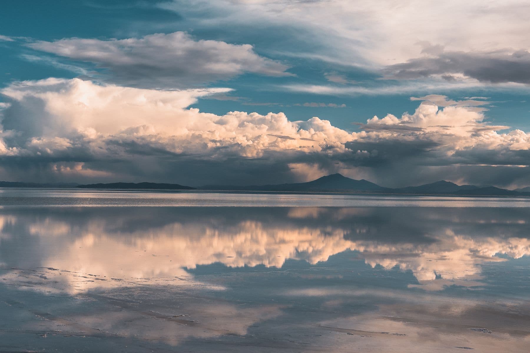 El Salar de Uyuni en efecto espejo, Bolivia