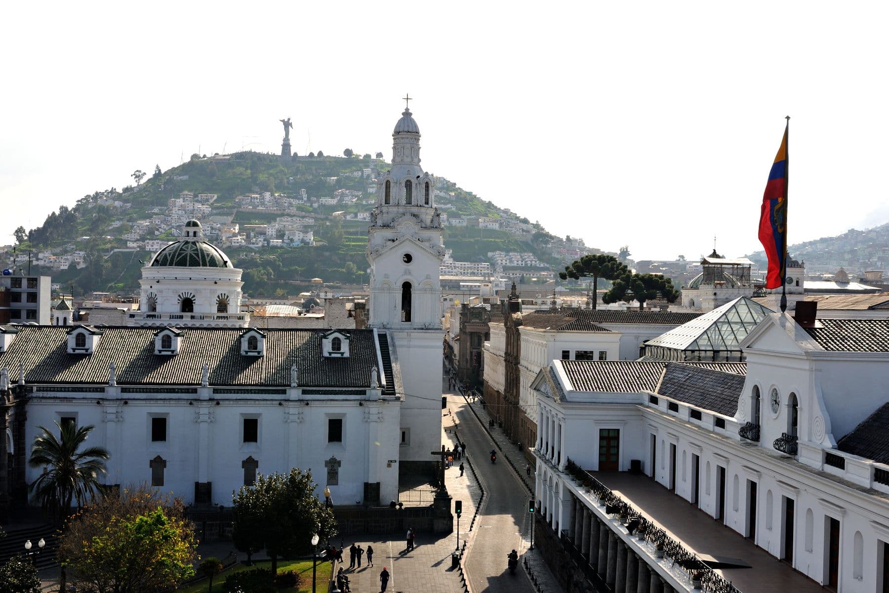 El centro histórico de Quito con El Panecillo al fondo