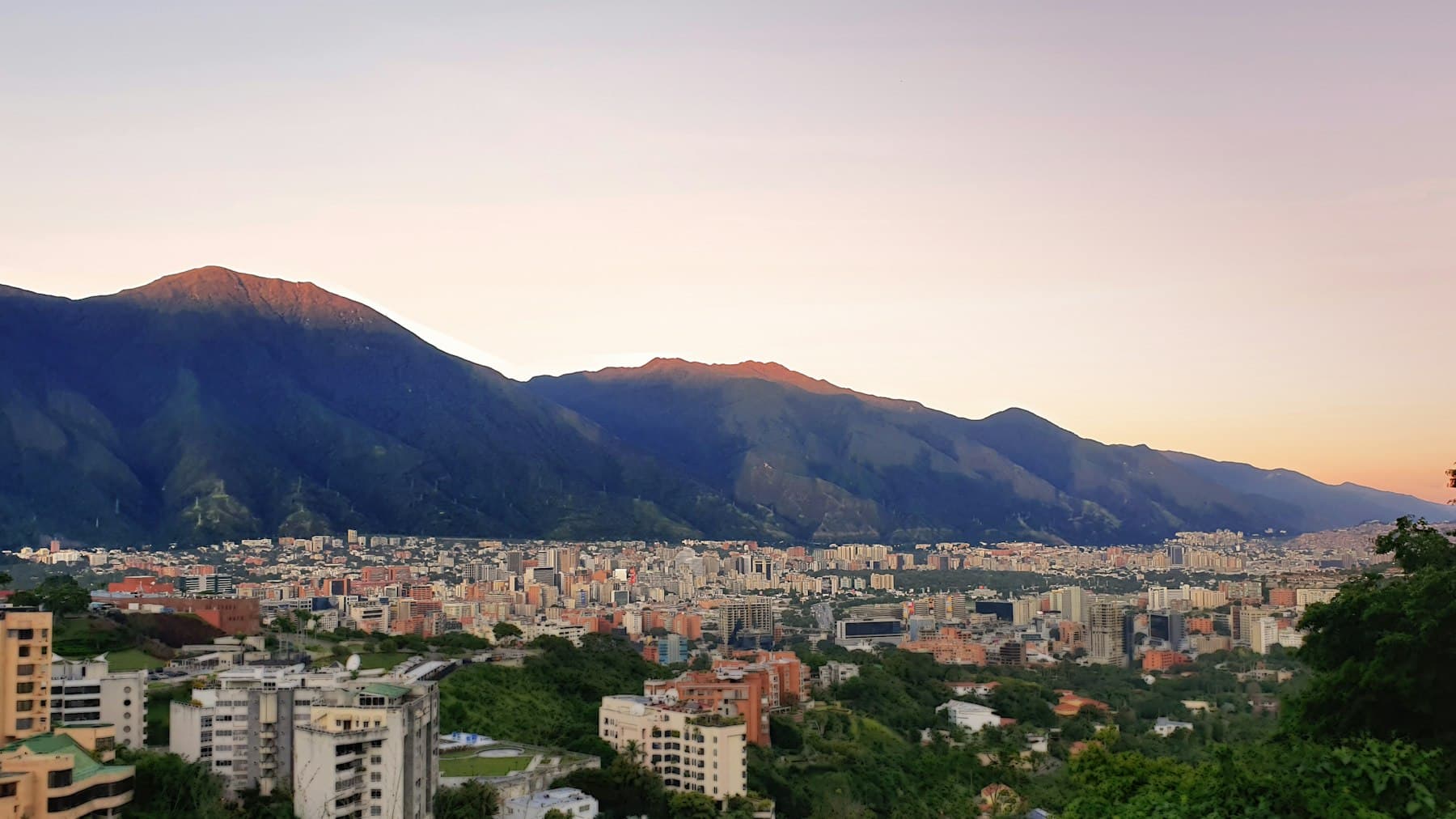 Caracas con El Ávila (Warairarepano) al fondo