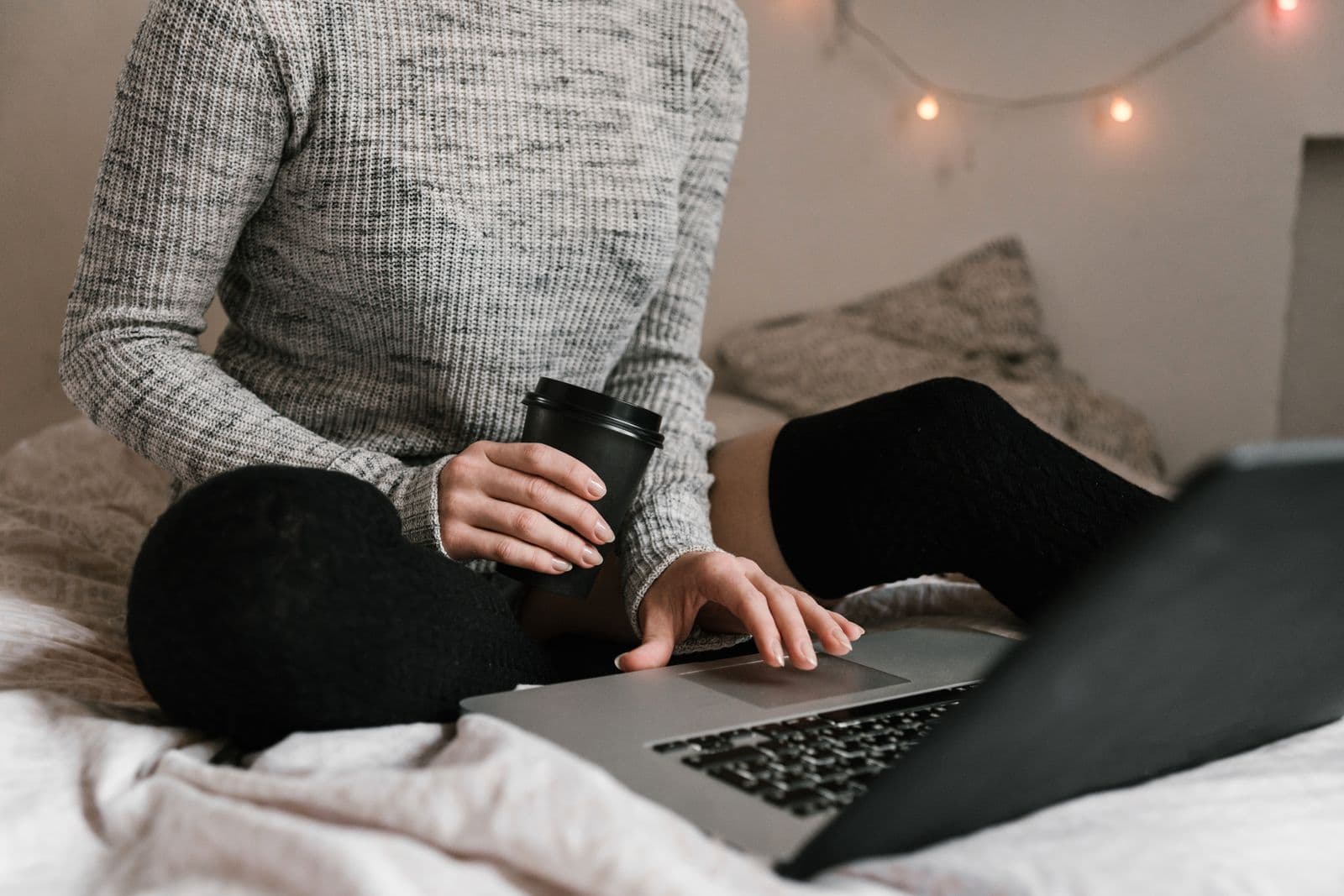 Persona escribiendo un mensaje con un café al lado