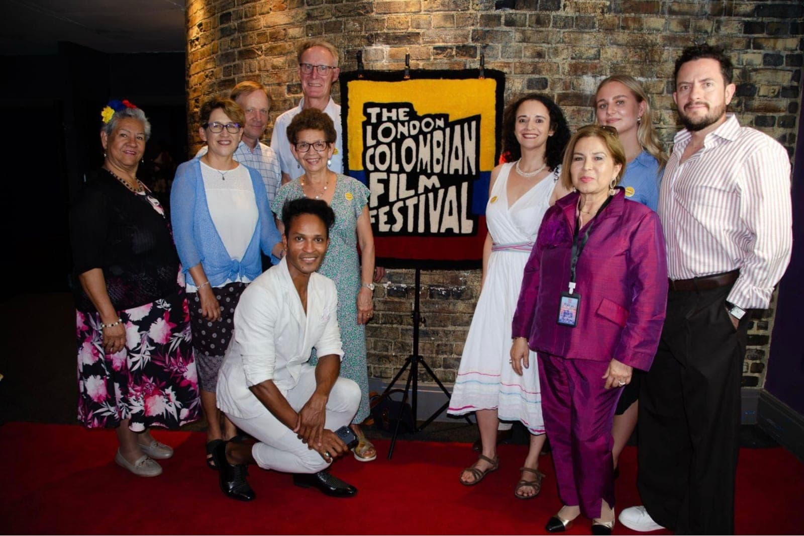El equipo de Children Change Colombia posa junto al cartel del London Colombian Film Festival