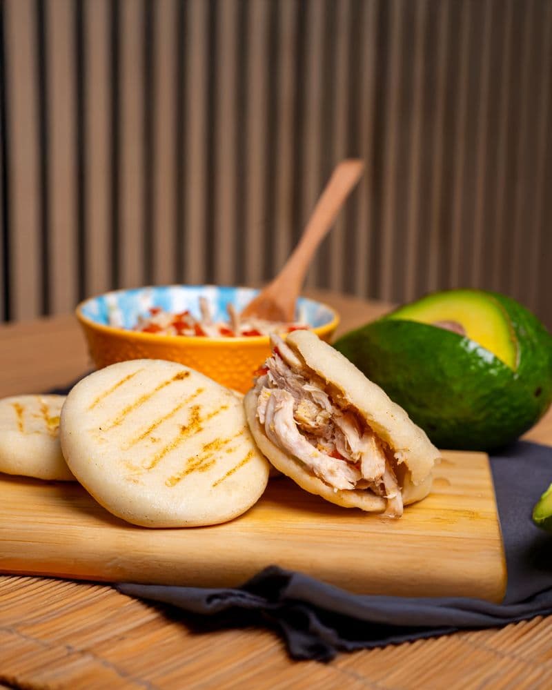 Arepa venezolana rellena de pollo con aguacate