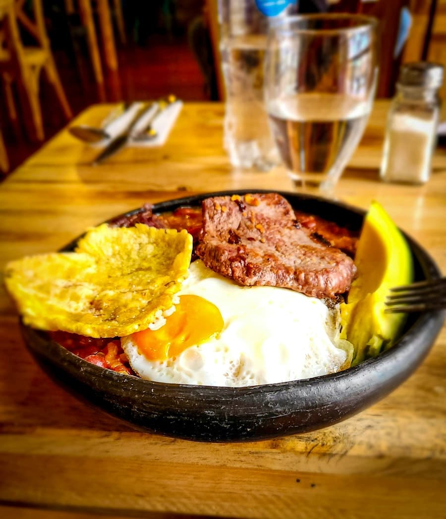 Bandeja paisa en cazuela de barro negro