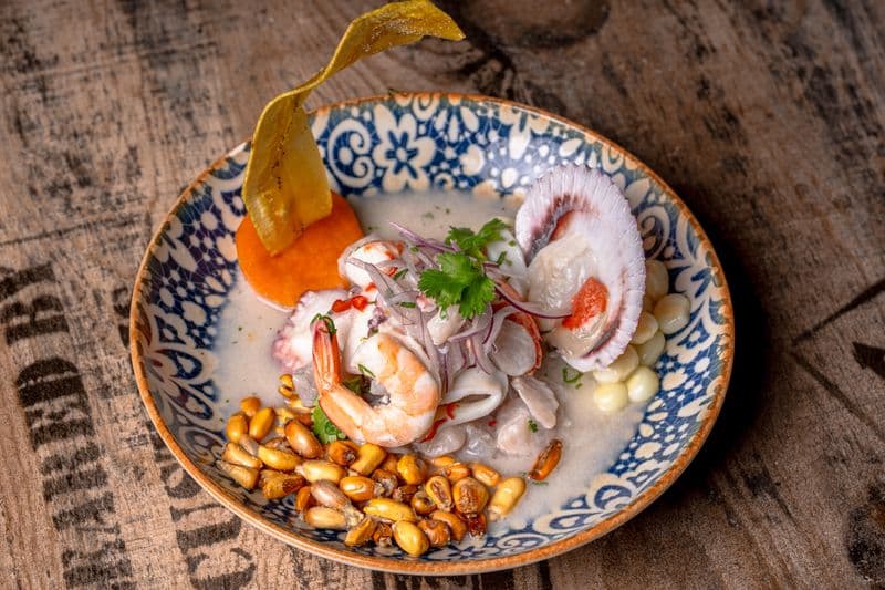 Ceviche peruano con camarones, cancha y choclo