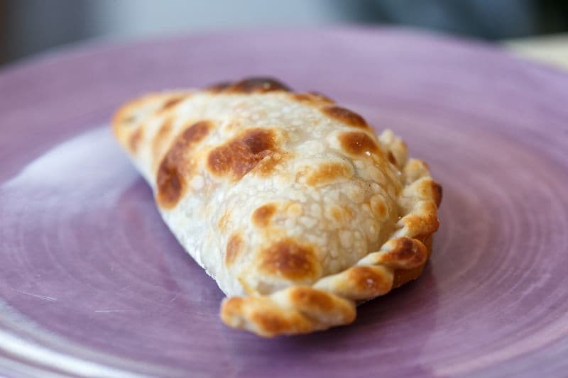 Empanada argentina con repulgue dorado