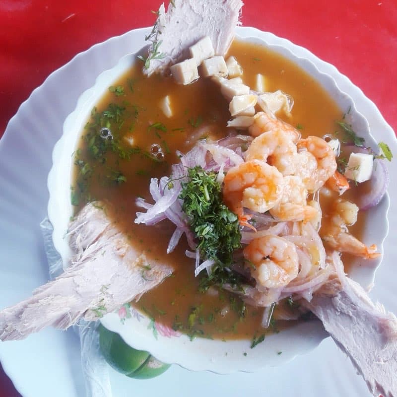 Encebollado ecuatoriano con camarones, cebolla morada y cilantro