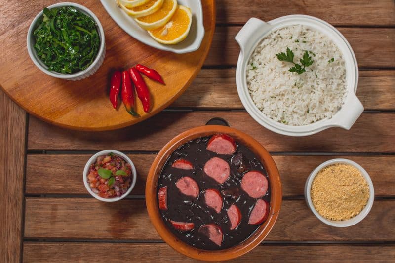 Feijoada brasileña con arroz, farofa y couve