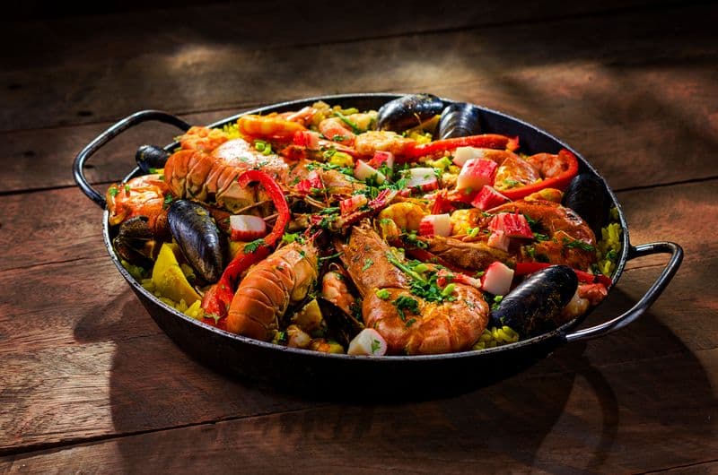 Paella de mariscos en su paellera