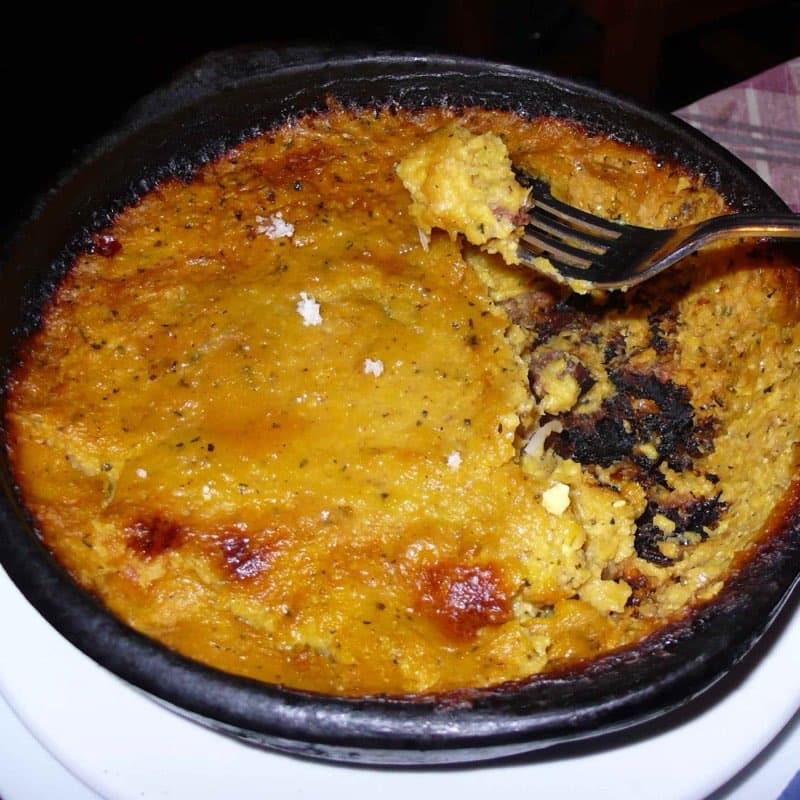 Pastel de choclo chileno gratinado en su fuente de greda