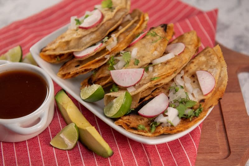 Tacos mexicanos con rábano, cebolla y cilantro